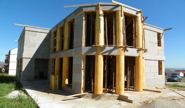 Dia Doxa Hybrid Wall: Core seismic shell integration detailing steel-reinforced concrete and high-density polyurethane insulation.